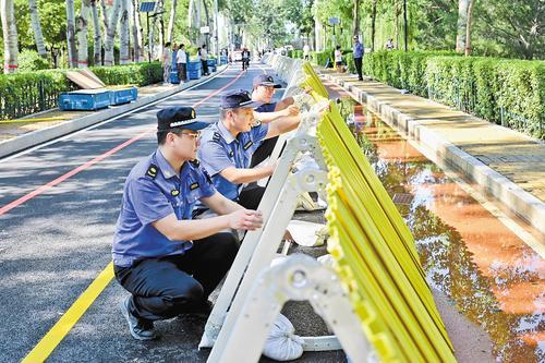 湖北配资开户 河北三河：党员干部坚守一线组织群众转移避险