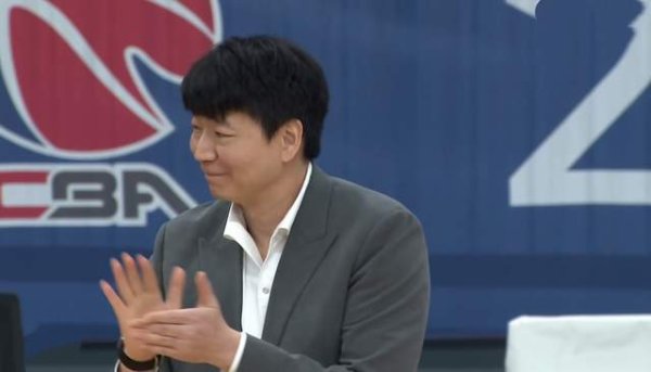 股票配资平台官方版 邱彪扬眉吐气，山东男篮大胜新疆15分，克里斯36+7，刘炜帅位不保